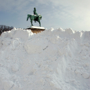 Carl Johan-statuen - så vidt over snøen, mars 2006. Foto: Terje Bendiksby, NTB scanpix.
